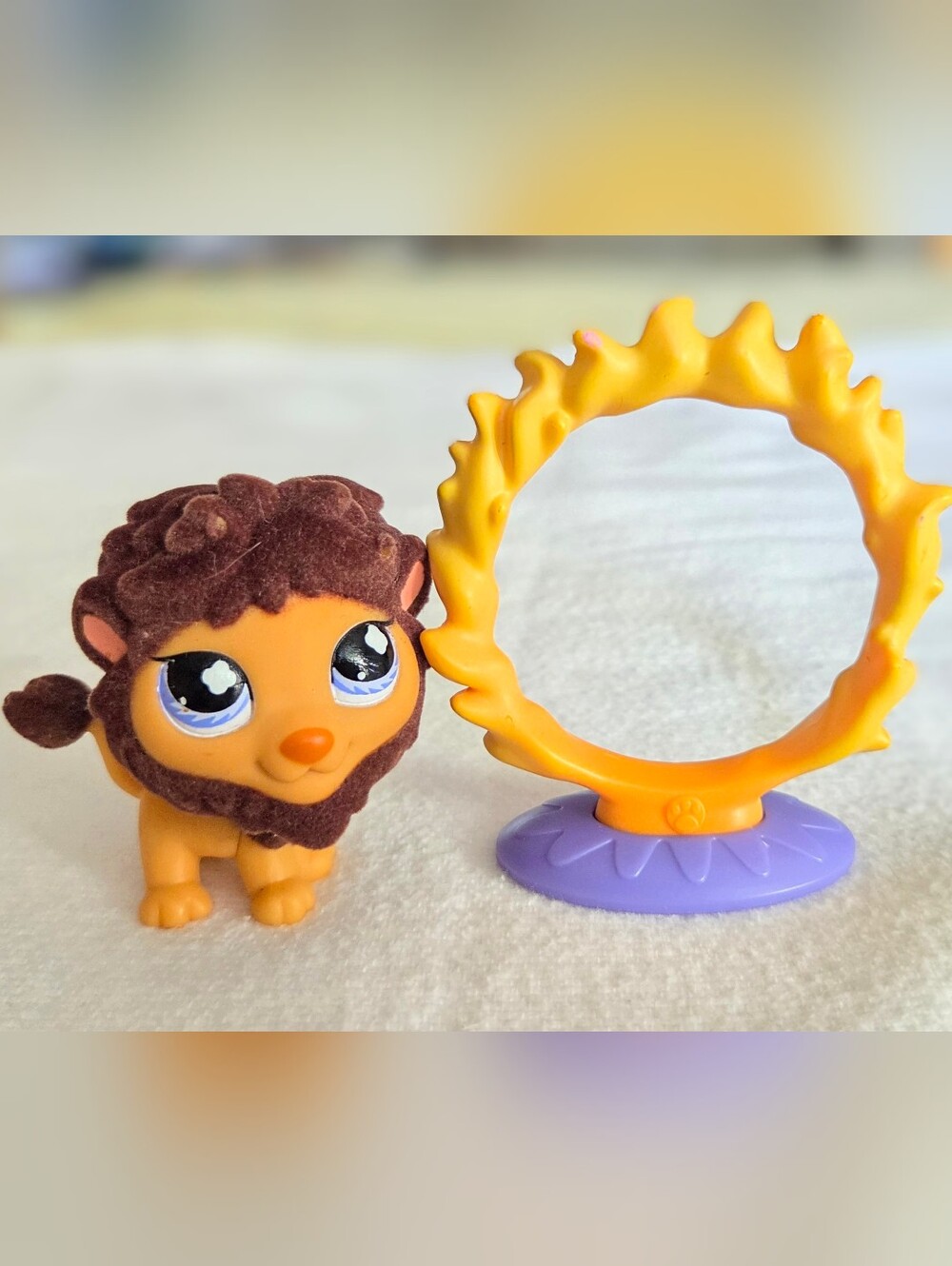 Littlest Pet Shop Hasbro LPS flocked LION #809 Authentic and fire hoop